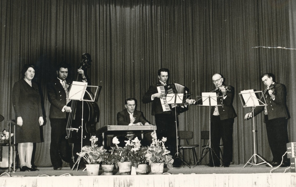 Foto. Teeninduskombinaat "Tamula" rahvapilliansambel esinemas Paides Vabariiklikul isetegevuse ülevaatusel detsembris  1972.a.