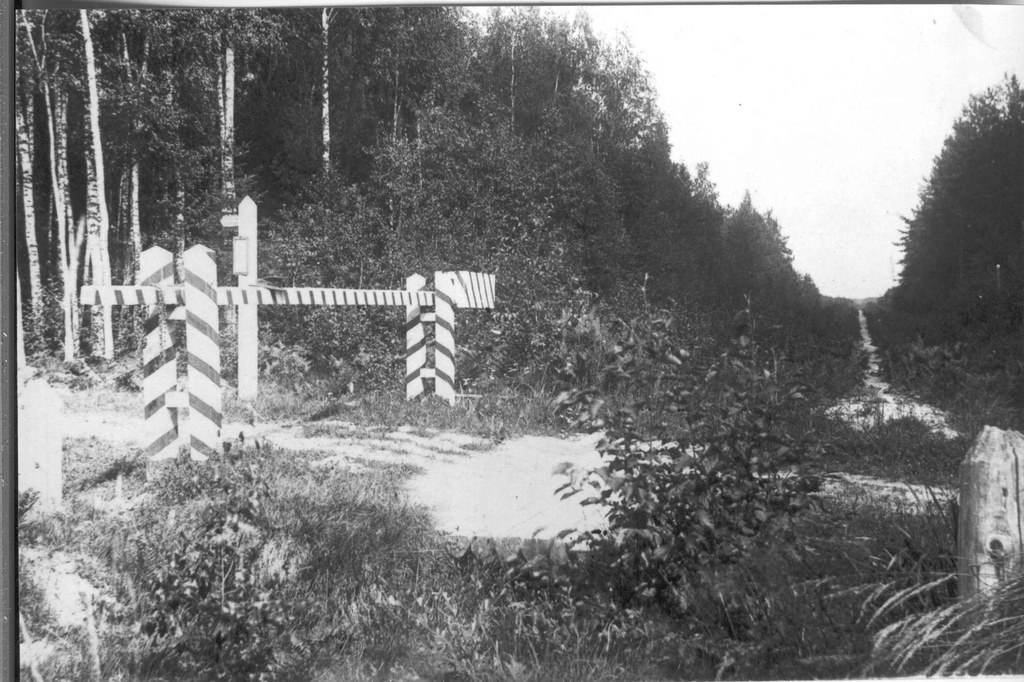 Foto. Tõkked maanteel enne  Eesti-Vene riigipiiri 10. mail 1931.a.