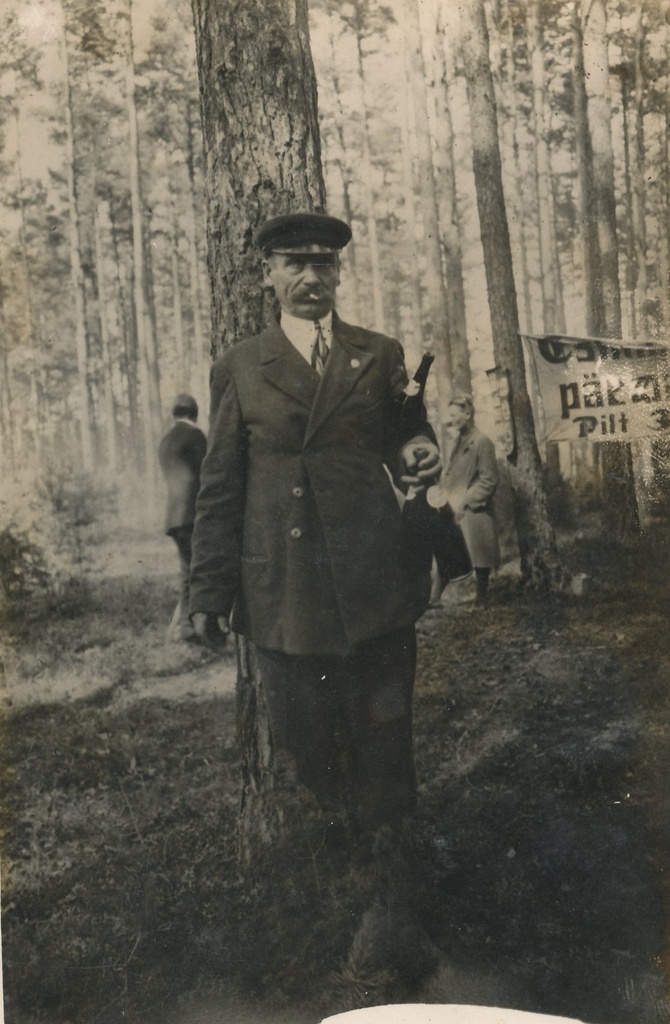 Foto. Aplei, Peeter - Killomanni maja majahoidja Kubijal pritsimeeste peol 1930.aastatel.