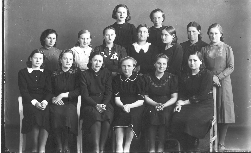 Foto.Proua Hildegard  Rebase erakursus Wõruhõimu naiskutsekoolis 1926-1936.