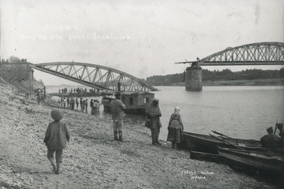 Foto. Enamlaste poolt purustatud sild Pihkvas 1919.a. mais-juunis. Jaan Niiluse foto.  similar photo