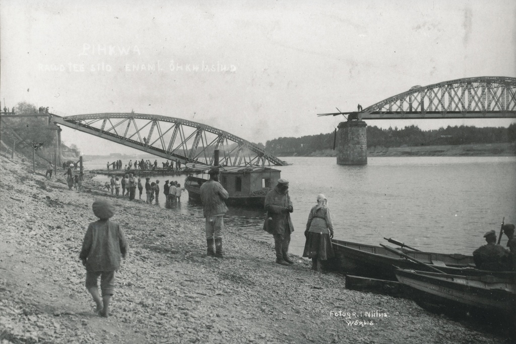 Foto. Enamlaste poolt purustatud sild Pihkvas 1919.a. mais-juunis. Jaan Niiluse foto.