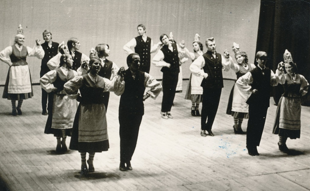 Foto.Võru  kultuurimaja "Kannel" segarühma esinemas "Kandles" 1975.a.