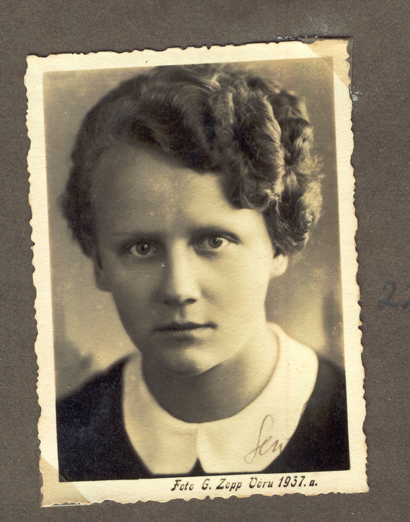 Fotoalbum Võru Ühisgümnaasiumi õpilastest. Keerberg, Senta 1937.aastal.