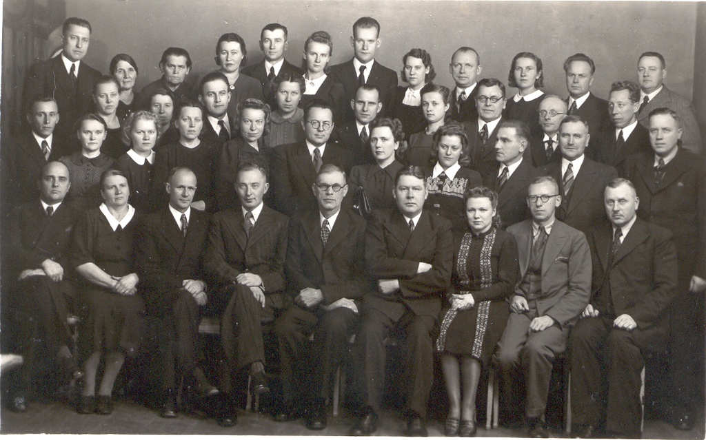 Foto. Kohtu, advokatuuri ja notarikontori töötajad Võrus 21. novembril 1940.a.