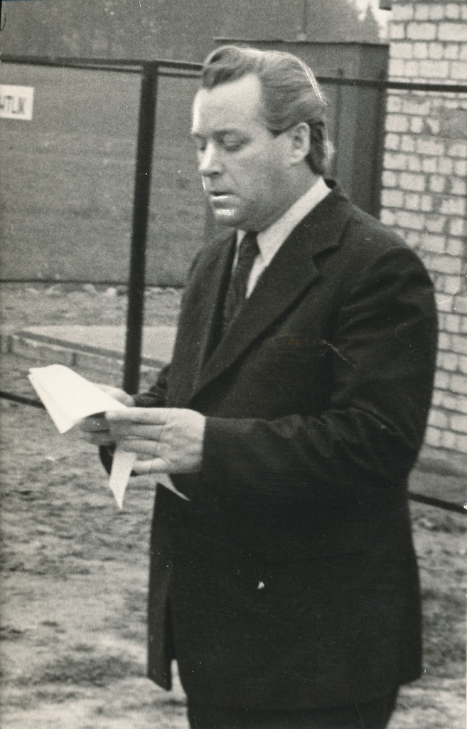 Foto. Misso sovhoosi direktor Johannes Oja 3.oktoobril 1975.a. avamas sovhoosi maagaasi süütamise tseremooniat.