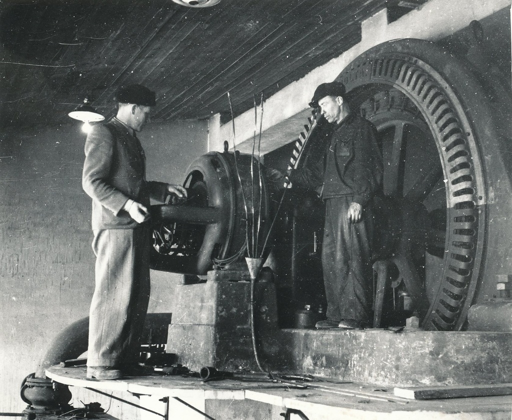 Foto. Võru elektrijaama taastamine.1947.a.vasakul direktor Karl Voolaid ,meister Eero Torop.