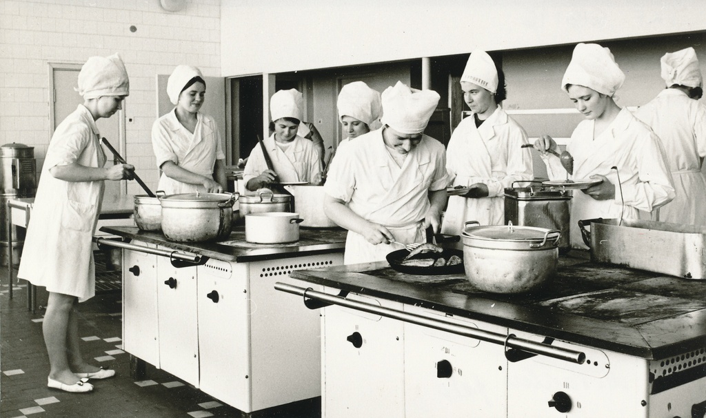 Foto. Võru kohvik "Rannatare" kommunistlike noorte brigaad oli rajoonis 1974.a. parim noortebrigaad,paremalt kolmas brigadir Heili Soome.