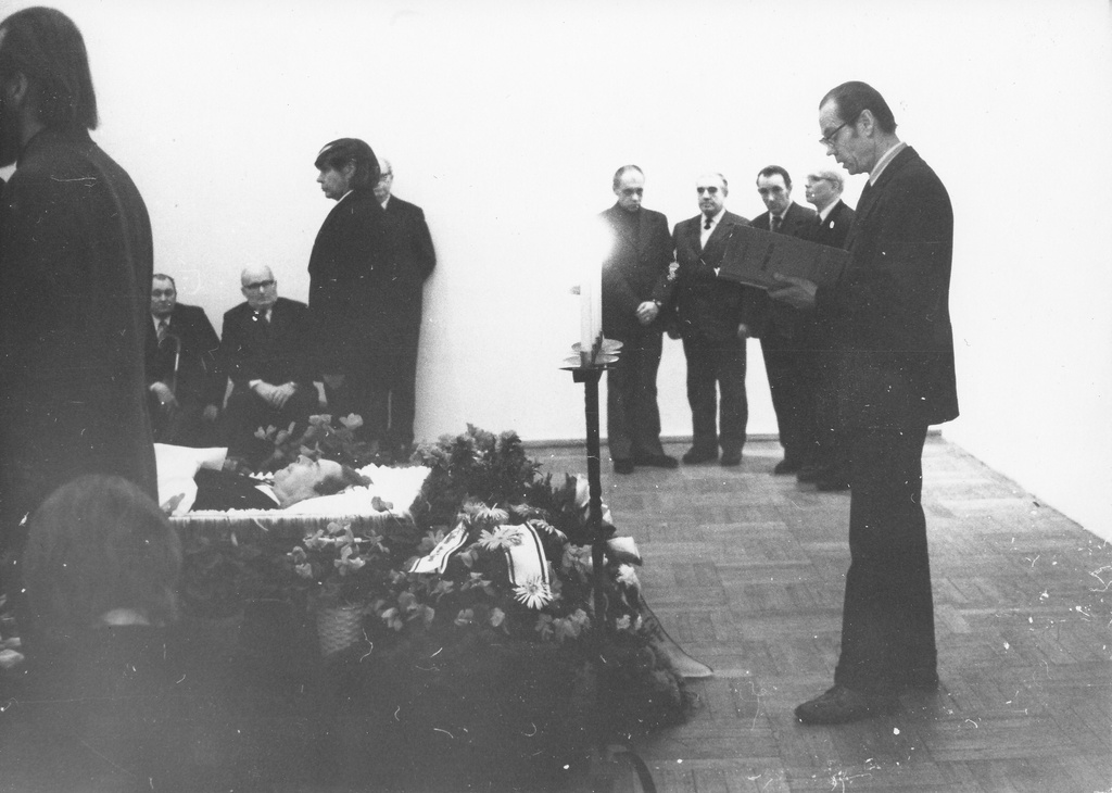 Foto. Kunstnik Esko Lepa matusetalitus Tallinna kunstihoones  4.veebruaril 1977.a. Kõneleb Kunstnike Liidu esimees, graafik Ilmar Torn