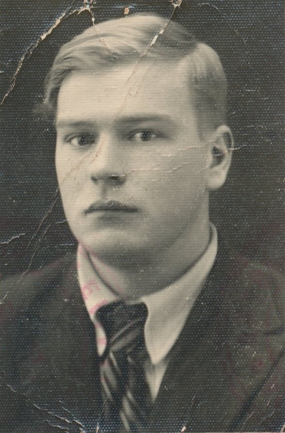 Foto. Joakit, Voldemar Juhani poeg gümnaasiumi õpilasena.