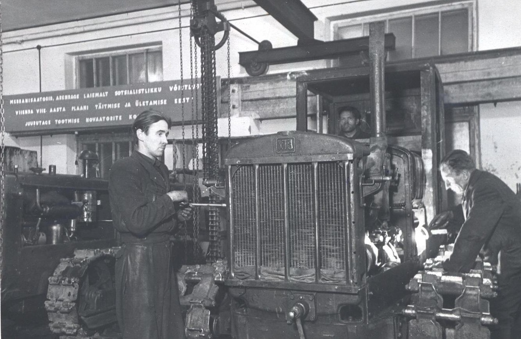 Foto. Rõuge traktorijaama remontijad Kaldmäe, E. ja Vaasa, R. valmistavad traktorit ette üleandmiseks vastuvõtukomisjonile.