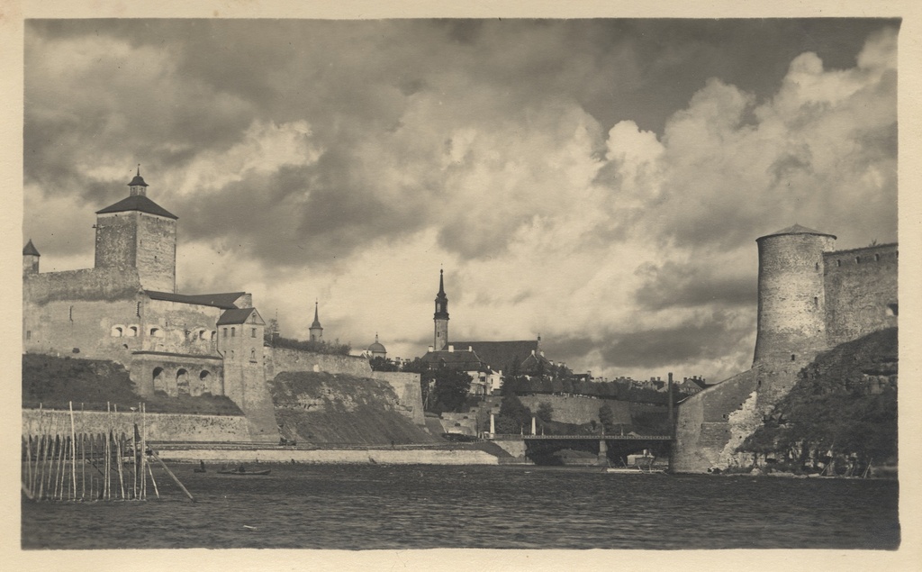 Estonia : Narva medieval fortresses = die fortresses of the medieval age