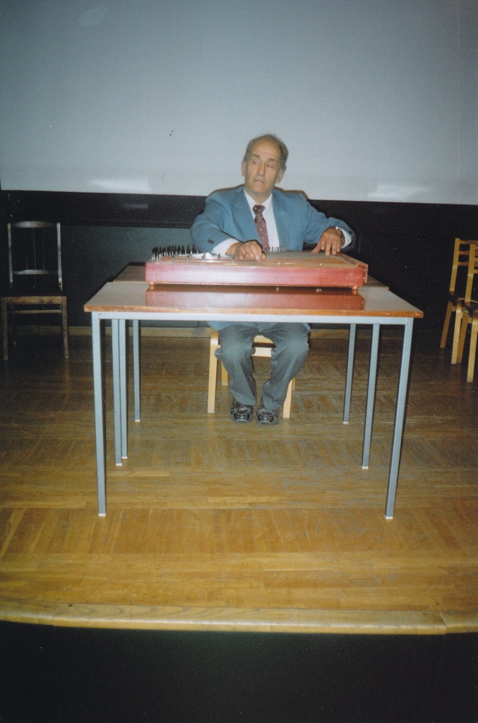 Foto. Võrumaa Muuseumi 6. kandlepäev 15.oktoobril  2006. Esineb Ilmar Tiideberg Valgamaalt omavalmistatud kandlel.