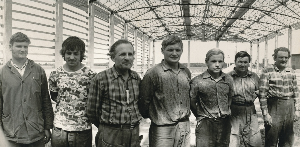 Foto. Võru KEK-i brigadir Rohtla, K. juhitav eesrindlik ehitusbrigaad Väimela Näidissovhoostehnikumi lauda ehitusel 1977.a.