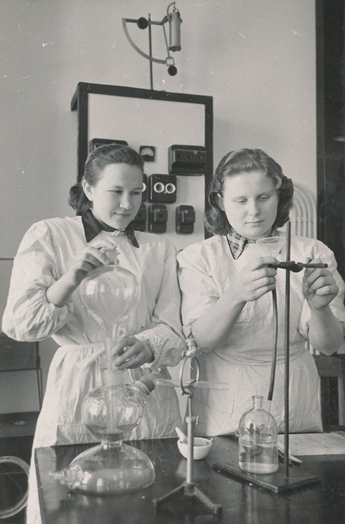 Foto. Väimela Zootehnikumi IV kursuse õpilased A. Aug ja A. Sabre preparaate valmistamas. jaanuaris 1953.a.