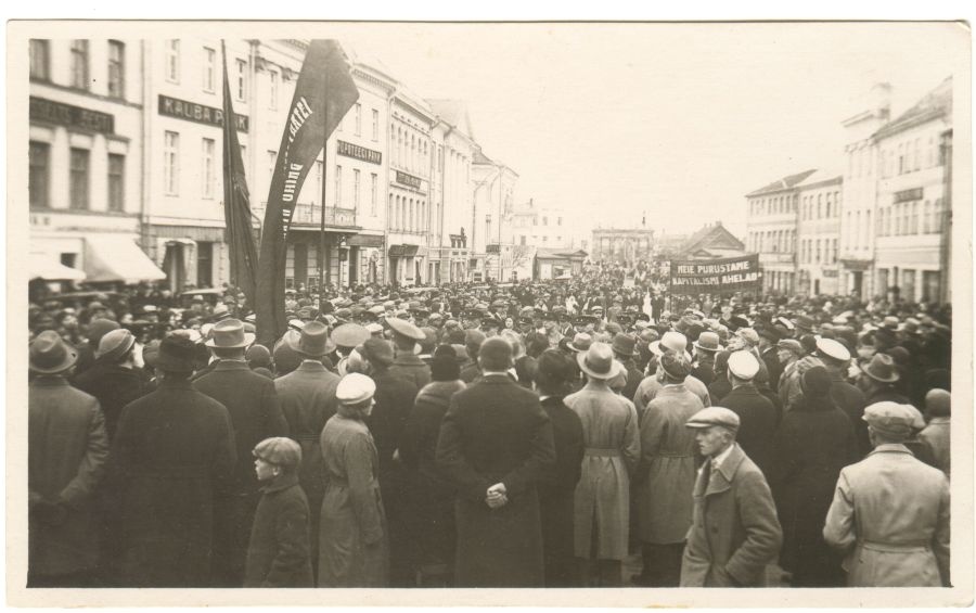 1930s. The 1st May demonstration in Tartu in front of the Raekoja.