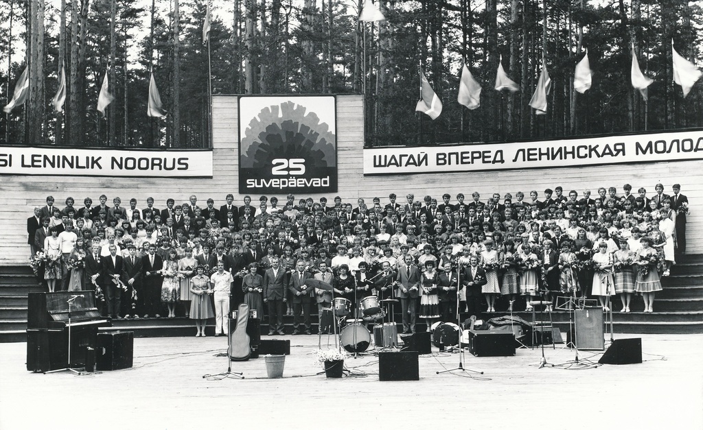 Foto. Võru rajooni 1982.a. noorte suvepäevade lõpetamine Kubijal.