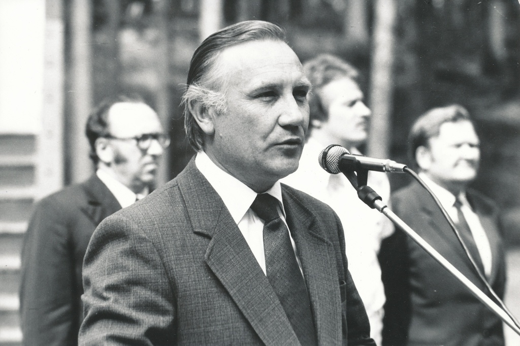 Foto.Männiste, Aare - EKP Võru Rajoonikomitee I sekretär esinemas Võru rajooni suvepäevalistele 1.augustil 1982.a. Rõuges.