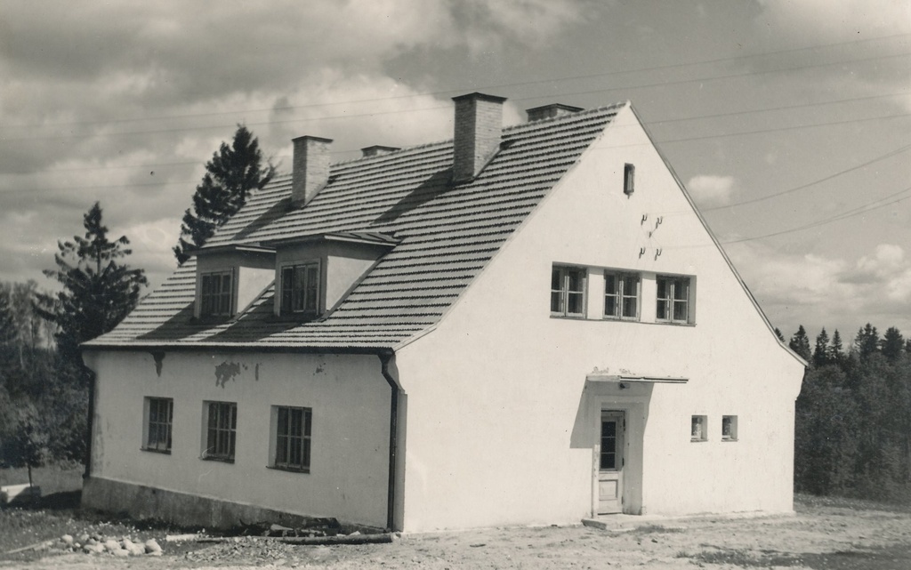 Foto. Vastseliina MTJ elamu, valmis 1952.a.