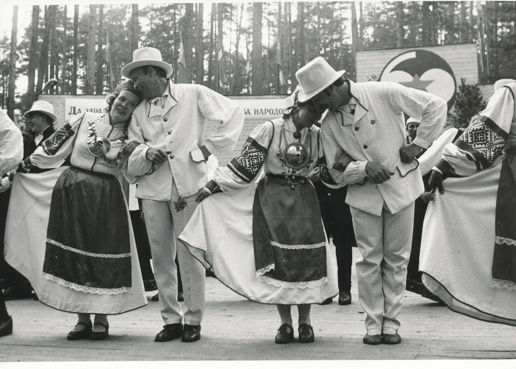 Foto. Võru rajooni rahvakunstiõhtu Kubijal 5.juunil 1982.a. Võru Rajooni kultuurimaja segarühm  setu rahvarõivais esitamas Kai Leete seatud tantsu Tõrges tüdruk.