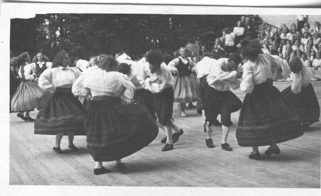 Foto. Esinevad rahvatantsijad  Vastseliina rajooni I  laulupeol 22.juulil 1951.a..