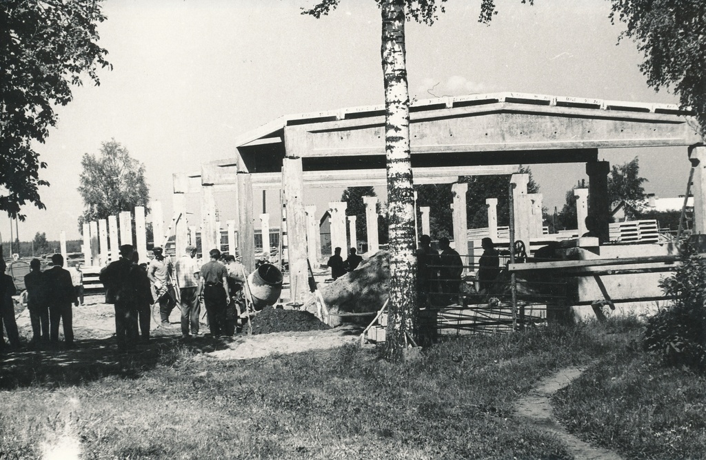 Foto. Vaade  Võru Piimatoodete Kombinaadi poolelioleva toomiskorpuse ehitusele juunis 1966.a.