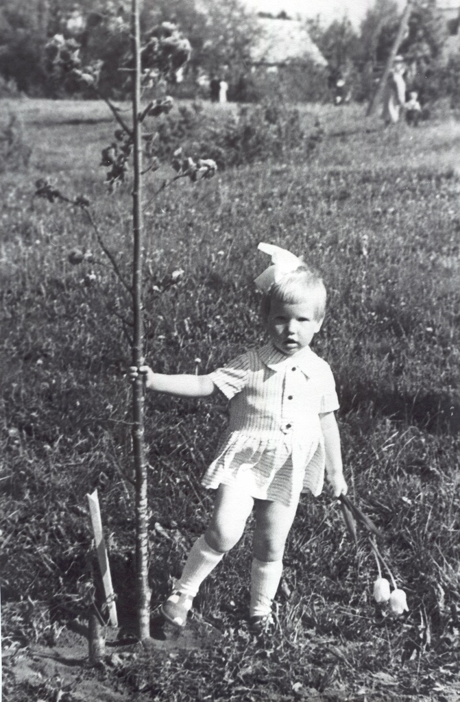 Foto. Laste nimepäevad Vastseliinas. Tüdruk nimepuuga.