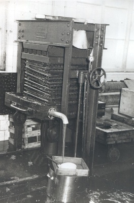 Foto. Võru Rajooni Täitevkomitee Segatööstuskombinaadi Mahlatööstus Võrus, Rimmi tn. 24. Mahlapress.  similar photo