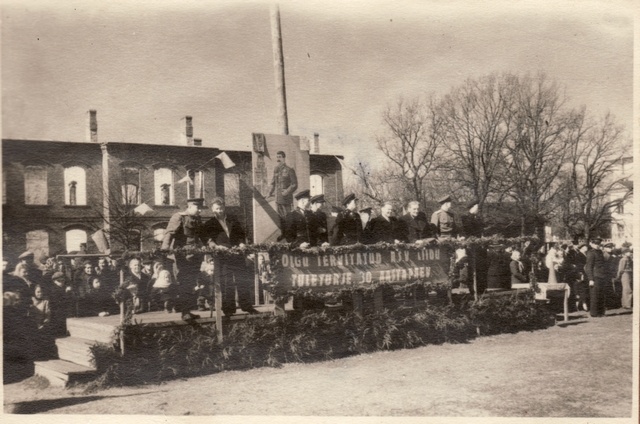Tribute with firefighters and honour guests in 1948.