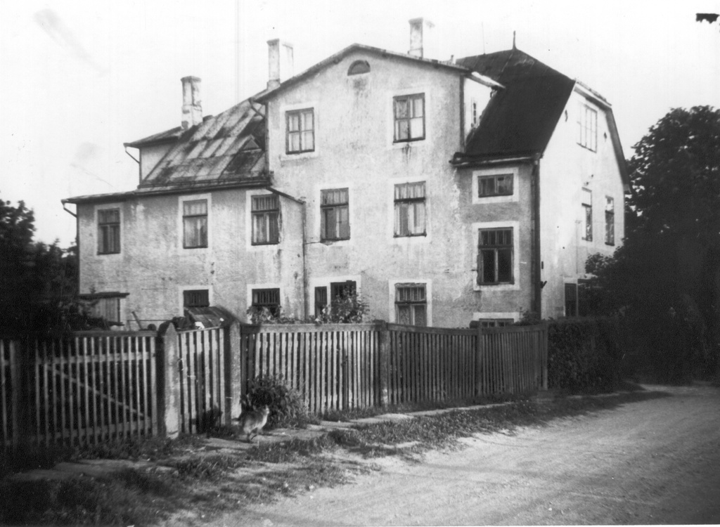 Fotoalbum.Juhan ja Leeni Sirgu elumaja Võrus Roosi tn. 39. 1954.a. Kasutusel õpetajate majana.