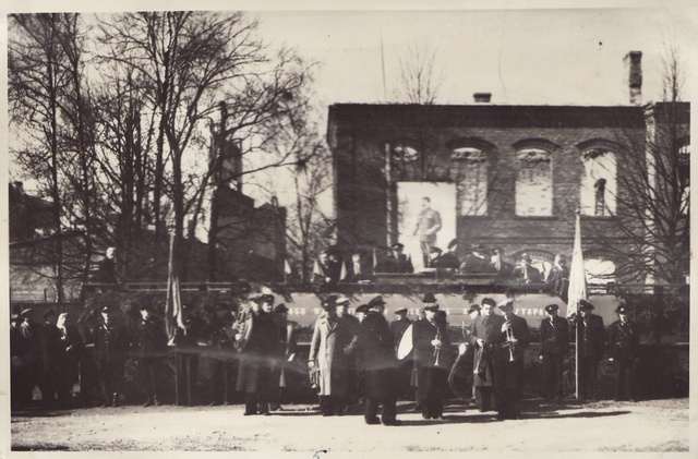 View of the tribute of the fire-fighting machine, before which the members of the orchestra are in 1949.