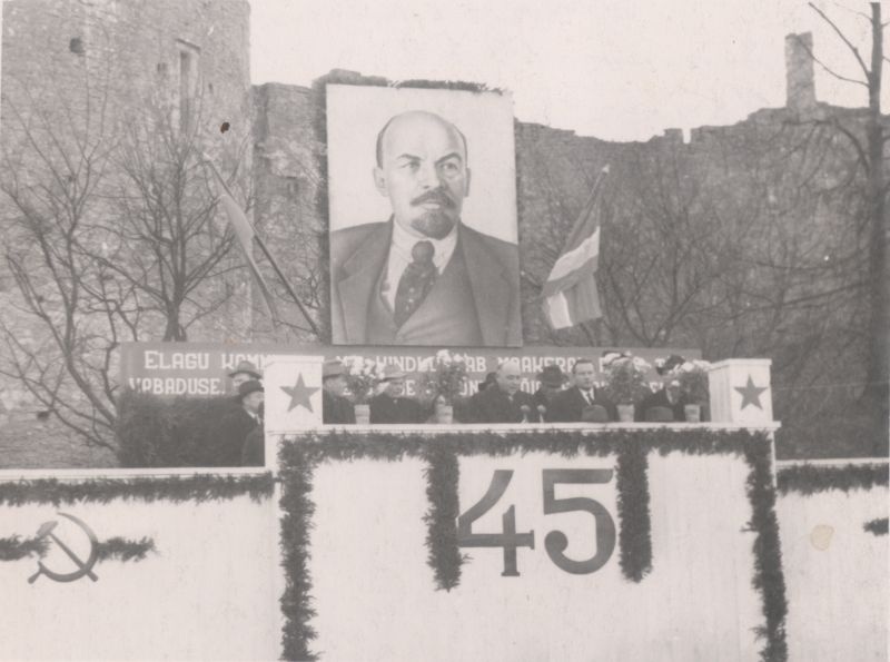 Photo. Haapsalu employees miiting the Great Sots. On the 45th anniversary of the October Revolution. View of the tribute.