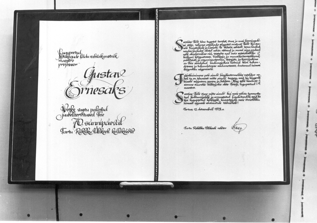 Foto. Tartu tööstuskunstnike näitus Dr. Fr. R. Kreutzwaldi Memoriaalmuuseumis jaanuaris 1982.a. Tartu Ülikooli auaadress Gustav Ernesaksale 12.detsembril 1978.a 70 juubeliks.