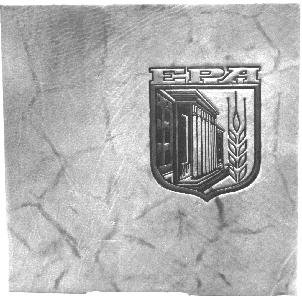 Foto. Tartu tööstuskunstnike näitus Dr. Fr. R. Kreutzwaldi Memoriaalmuuseumis jaanuaris 1982.a. Nahkkaaned EPA-le