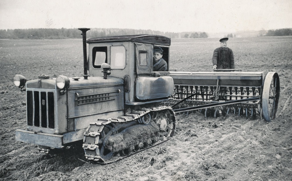 Foto. Kevadkülv Võru rajooni  Kommunismi Tee  kolhoosis mais 1955.Ko´mmunistlik noor V.Bahmatšev kündmas.