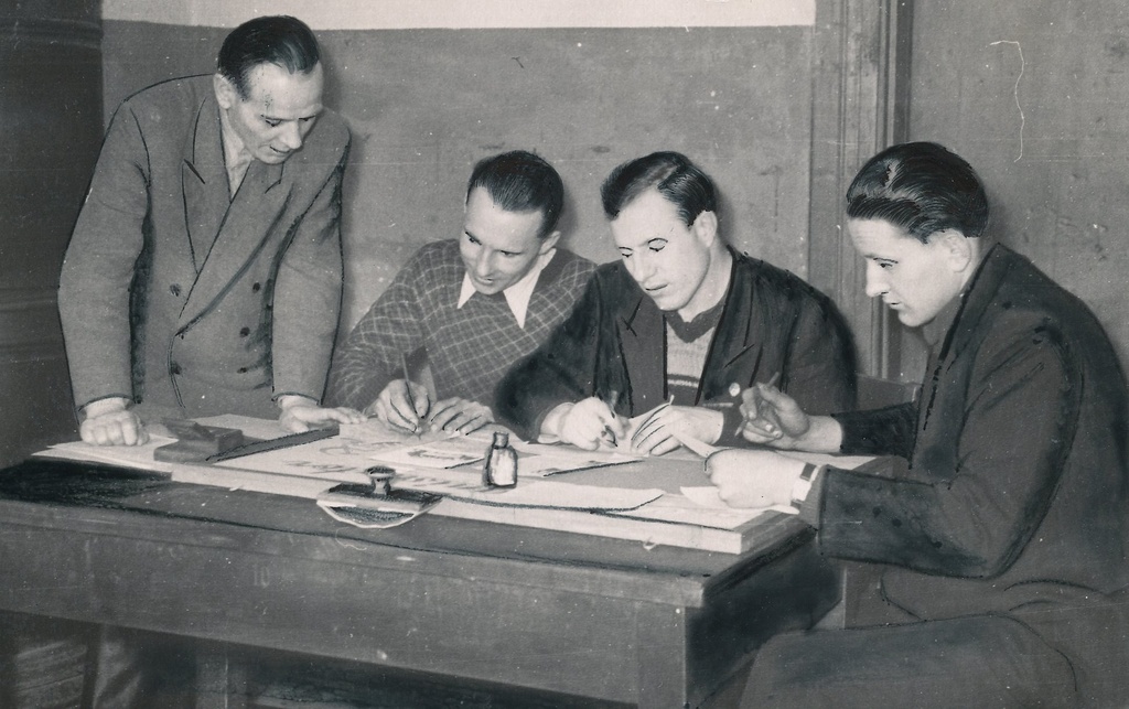 Foto. Varstu masinatraktorijaama seinalehe Mehhanisaator  toimetus seinalehe koostamisel 1956.a. märtsis.
