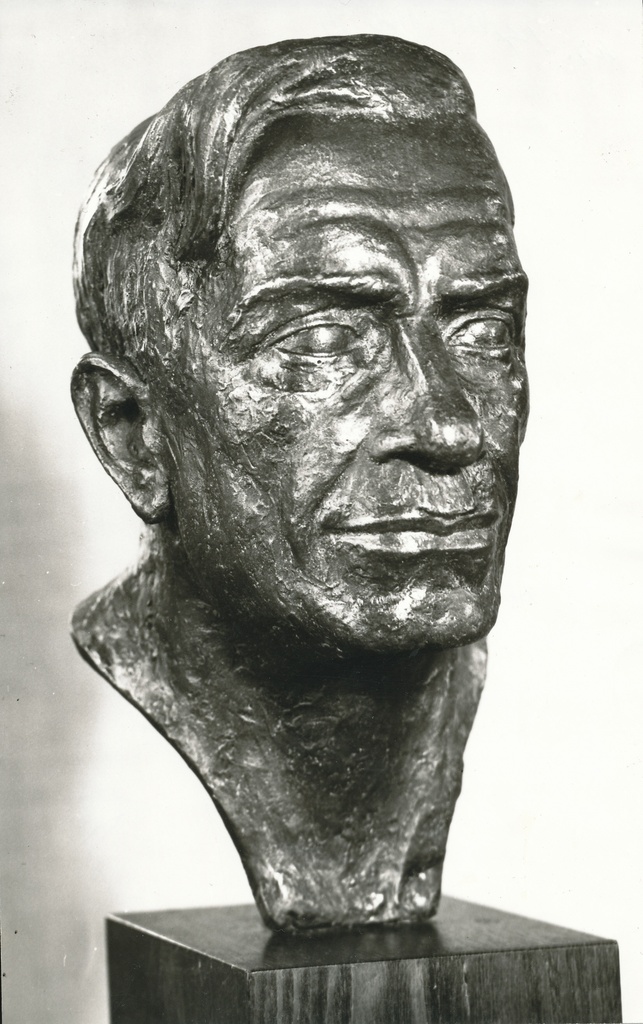 Foto.  Skulptuur "kirjanik Hugo Raudsepp",pronks 1983.a. autor Paul Horma.