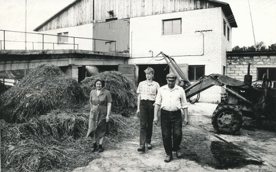 Foto."Oktoobri Lipu" kolhoosi Kõrgessaare perefarmi töötajad  Urve, Urmas, Maldus Plakso.  similar photo