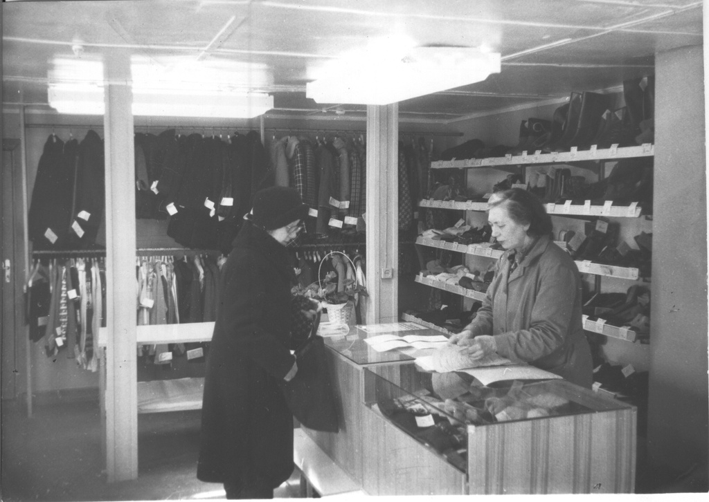 Foto. Laste komisjonikaupluses  Triinu  , mis avati 1986.a. Vilja ja Tartu tänavate nurgal.