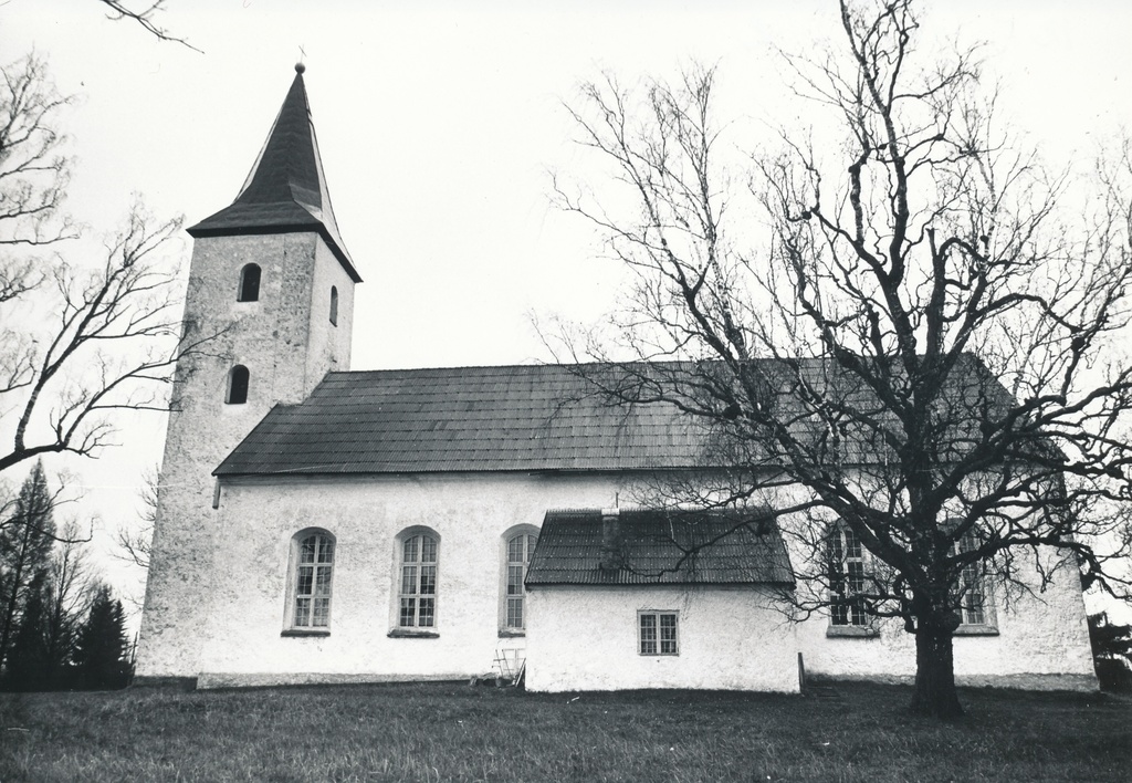Foto. Rõuge kiriku välisvaade  õuest vaadates oktoobris 1986.a.