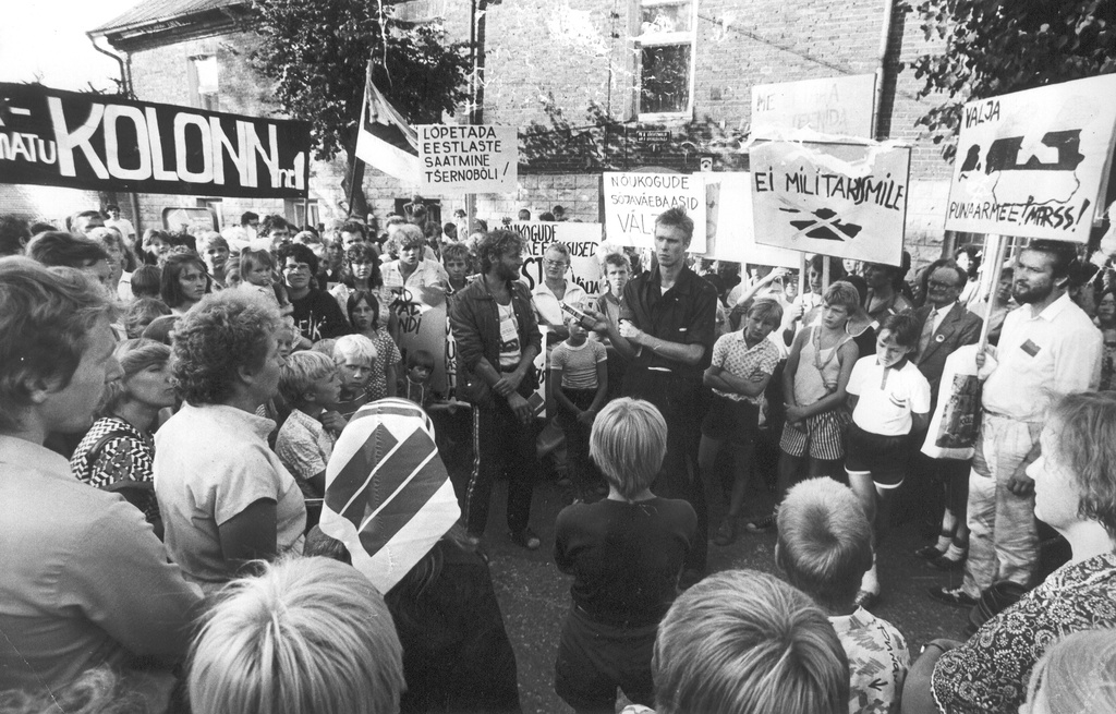 Foto. 26.juulil 1988.a. VSK nr.1 pikett sõjakomissariaadi ees, Ain Saar rahva keskel.