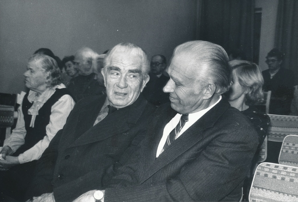 Foto.Võru Koduloomuuseumi  I teaduslik konverents 28.novembril 1986.a. Vestlushoos kodu-uurijad S.Kais, Albert Ivask ja Aleksander Krull.