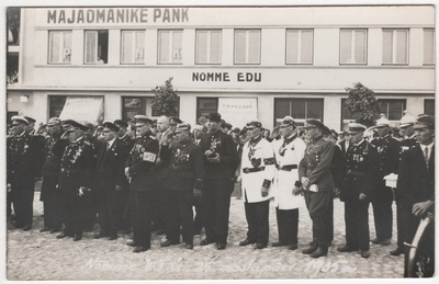 The row of guests Nõmme is watching the 25th anniversary of the parade of the VTÜ in 1935.  duplicate photo