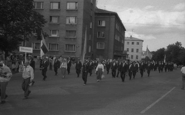 Great Song Festival in Tartu. 1989. Võrumaa colonn train walk.