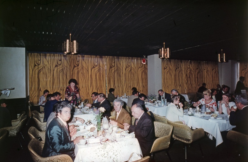 Paide restoran. Interjöör külastajatega