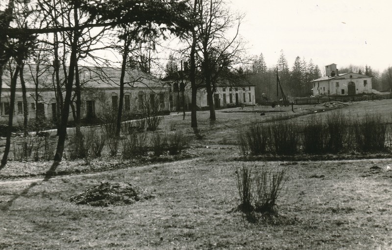 Vaade Aaspere mõisa kõrvalhoonetele