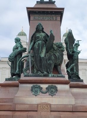Keisari Aleksanteri II:n muistopatsaan jalustan veistos Lex. rephoto