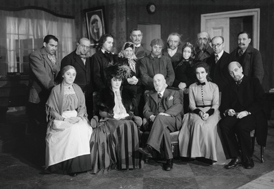 Raidaru kirikumõis (K. A. Hindrey), Estonia, 1935, pildil - I rida: Anna Raud - Albina Kausi, Ludmilla Jool - Erna Villmer, Karl August Hindrey (autor), Rita Jool - Mare Leet, Martil Jool - Ants Lauter, II rida: Kännal - Kaarel Karm, Saalep - Albert Üksip, Jööran Jool - Ants Eskola, 1. naine - Lydia Sepa, Maar - Sergius Lipp, 2. talumees - Ants Jõgi, külamees - Ants Lont, 2. naine - Lydia Viidas  duplicate photo