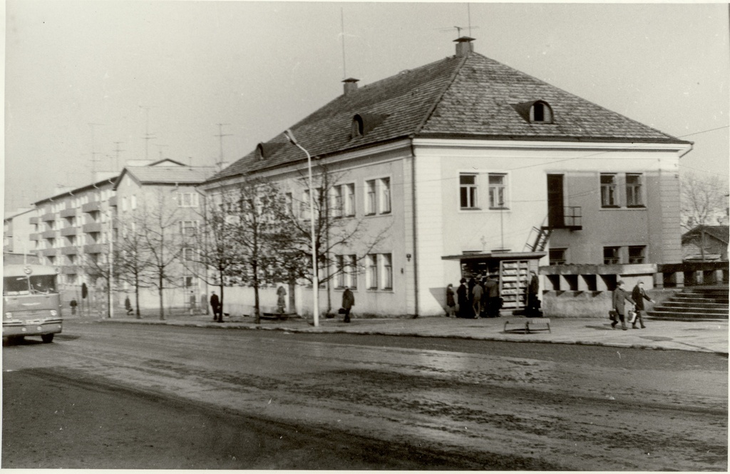 foto, hoogtööpäevak Paide bensiinijaama ümbruse korrastamiseks 1971.a. "Järva" hoone