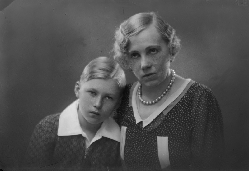 Foto, negatiiv, Betty Kuuskemaa, B. Kuuskemaa pojaga, 1932